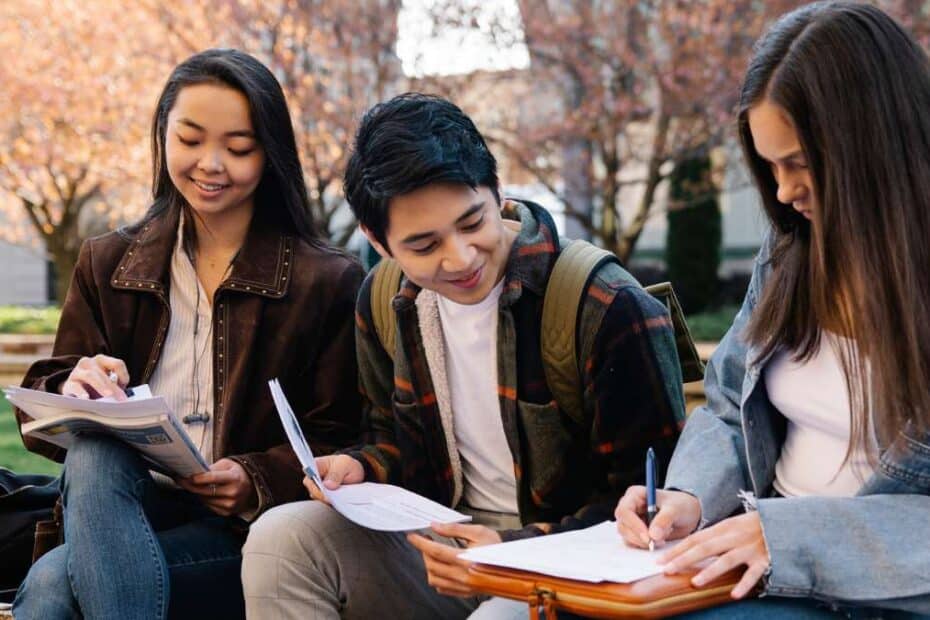 How to choose between girlfriend and friend